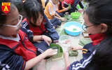 Học sinh Hà Nội thích thú thi gói bánh chưng, giã bánh dày, viết thư pháp
